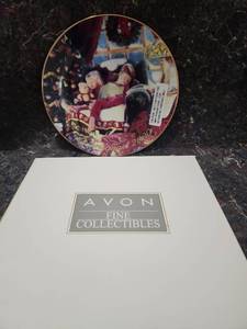 lot 307 image: Avon Christmas Dreams 2000 Collectible Plate