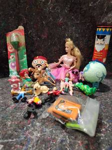lot 318 image: Mixed Toy Collection Lot - 1990s McDonalds and Fashion Doll Set