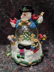 lot 330 image: Snowman and Bears Christmas Snow Globe