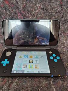 lot 354 image: Nintendo 2DS XL BlackTurquoise Gaming Console - No Adaptor, Screen Broken, Powers On