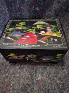 lot 370 image: Japanese Lacquered Musical Jewelry Box with Mount Fuji Scene