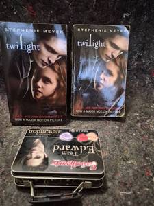 lot 377 image: Twilight Book & Sweethearts Candy Tin Set