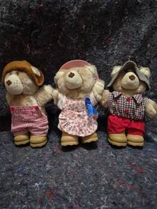 lot 381 image: Furskins Bear Family Set - Country Style