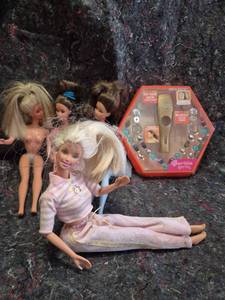 lot 386 image: Barbie Girls Fashion Dolls with Deco Pack Set