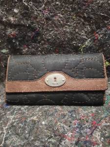 lot 394 image: Fossil Quilted Wallet with Brown Leather Trim