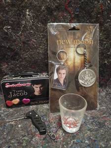 lot 396 image: Twilight New Moon Collectible Set