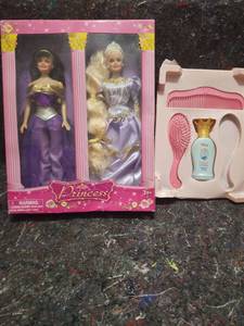 lot 399 image: Disney Princess Fashion Doll Set with Accessories