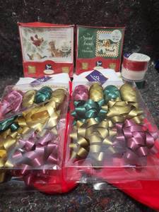 lot 402 image: Christmas Card and Gift Wrap Bundle