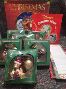 lot 403 image: Christmas House Glass Holiday Ornaments Collection