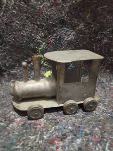 lot 404 image: Metal Toy Train Engine
