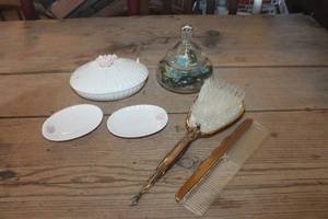 lot 3600 image: Vtg. Made in Japan Dresser Set and More