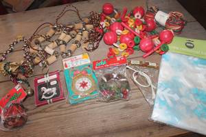 lot 3606 image: Vtg. Christmas Garland, Oranments & More