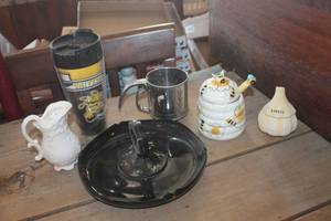 lot 3639 image: Vtg. Honey Pot with Dipper & More