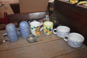 lot 3672 image: Vtg. Large S&P Shakers and More