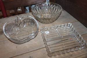lot 3693 image: Vtg. Glass Serving Bowls & Relish Dish