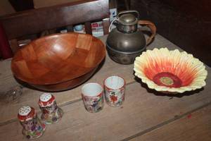 lot 3706 image: Vintage S&P Shakers and More