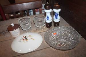 lot 3715 image: Vtg. S&P Shakers and More