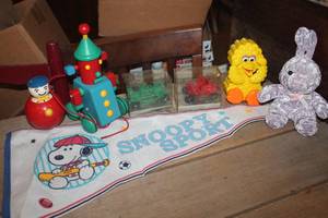 lot 3720 image: Vtg. Snoopy Penndent and Toys