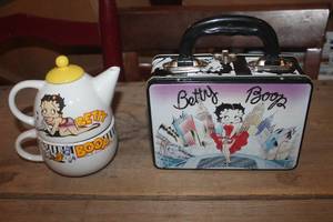 lot 3766 image: Betty Boop Tea Pot and Lunchbox