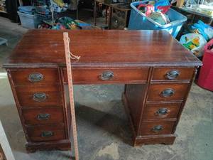 lot 15 image: Traditional Seven Drawer Wooden Desk
