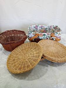 lot 41 image: Longaberger Style Floral Lined Basket Set