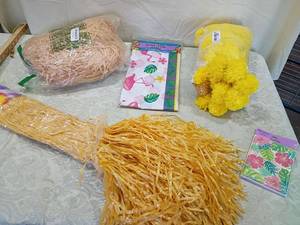 lot 79 image: Tropical Luau Party Decorations Set