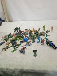 lot 89 image: Mixed Plastic Army Men Toy Soldier Collection