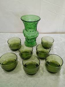 lot 100 image: Green Glass Dessert Set with Textured Vase