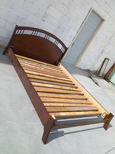 Traditional Wood Slat Bed Frame with Curved Headboard