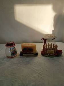 lot 112 image: Country Apple Design Candle Holder Collection