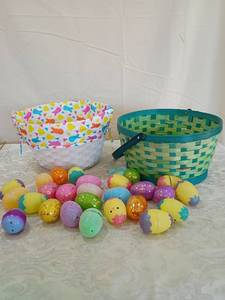 lot 135 image: Easter Basket Set with Glitter Eggs