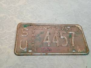 lot 140 image: 1975 Kansas License Plate U445