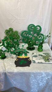 lot 153 image: St. Patricks Day Decorative Set with Pot of Gold