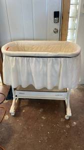 lot 159 image: Fisher-Price My Little Lamb Bassinet