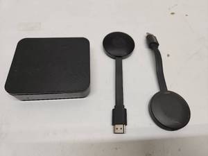 lot 44 image: Rocketfish 4K HDMI Splitter RF-G1603