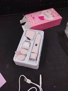 lot 18206 image: A 2in1 Bikini Trimmer