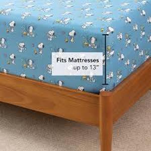 lot 10136 image: Peanuts Small Fitted Sheet by Berkshire