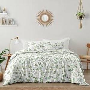 lot 11474 image: Floral Print White Queen Comforter