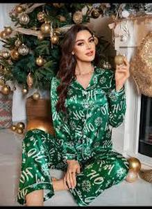 lot 11532 image: XL Green Holiday Snowflake Sleep Set Silk