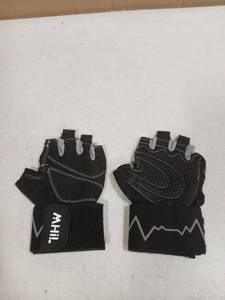 lot 32738 image: eight Lifting Gloves Black Medium