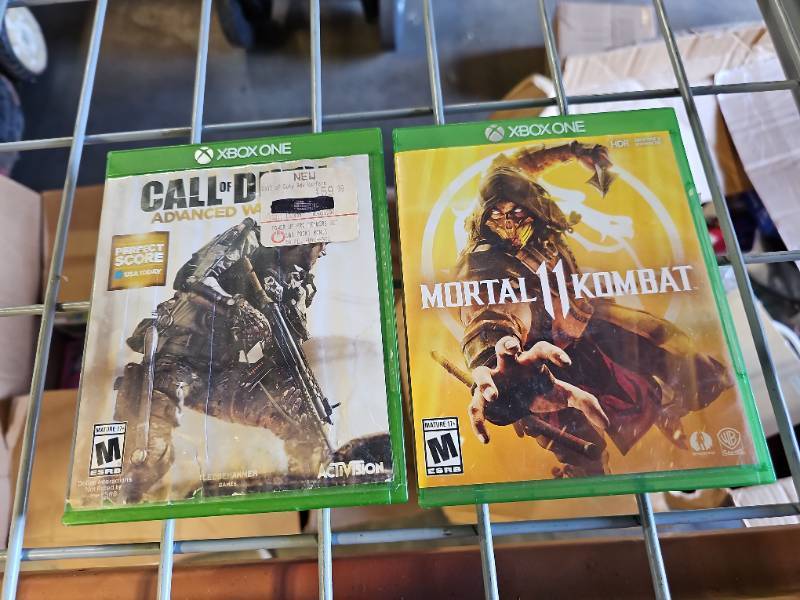 lot 8898 image: Set of 2 Xbox One Games