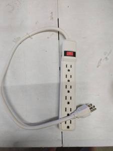 lot 18652 image: 6 Plug Power Strip