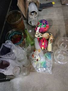 lot 18655 image: Miscellaneous Decorative Glassware