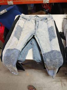 lot 18656 image: Set of 3 JeansShorts