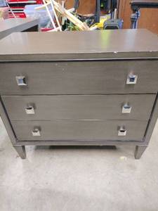lot 13889 image: Lexington Modern 3 Drawer Nightstand  - Retail $175