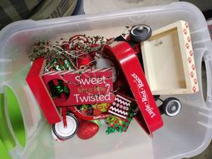 lot 13921 image: Lot of Holiday Decor - Retail $0