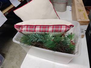 lot 13922 image: Lot of Holiday Decor - Retail $0