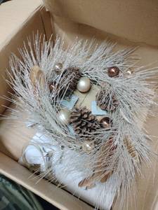 lot 13930 image: 24-inch champagne gold apple and pine needle artificial Christmas wreath - Retail $0