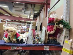 lot 13944 image: Lot of Miscellaneous Christmas Items - Retail $0