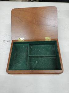 lot 18695 image: Wooden Felt Lined Jewelry Box